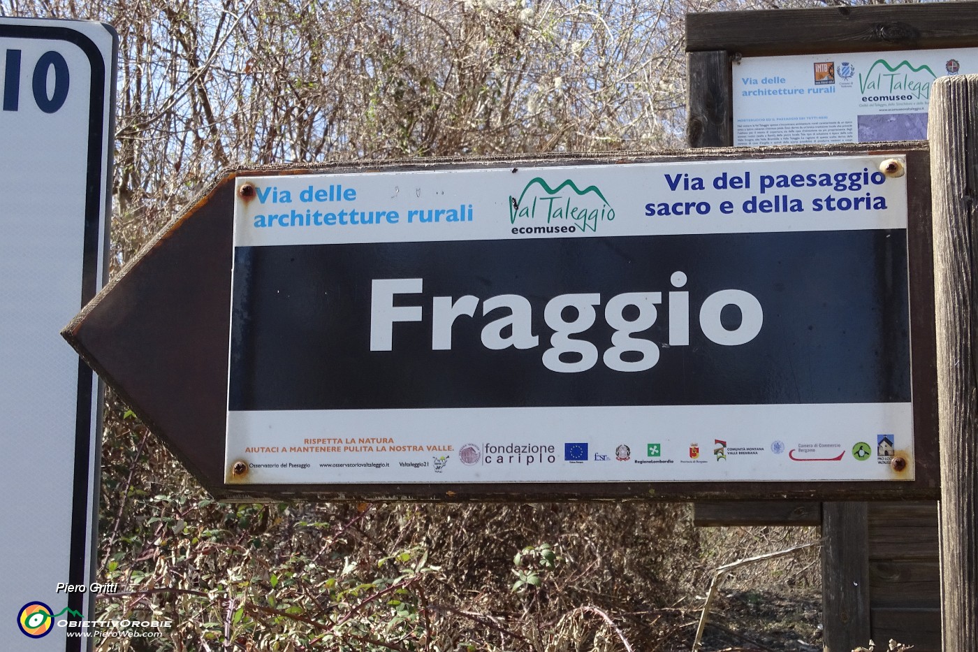 17 Lascio la stradetta asfaltata e prendo a sx la sterrata per Fraggio.JPG